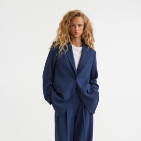 Modré oversize sako pro uvolněný styl. H&M, 4499 Kč