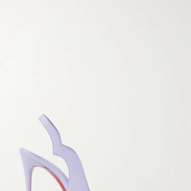 Originální lodičky, kterými svůj outfit doplnila sympatická herečka, jsou od značky Christian Louboutin. Net-a-porter.com, 845 eur