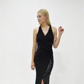 Další možnost, jak se inspirovat typem šatů Jennifer Aniston, je model od Lipsy. Luxusni-shop.cz, 899 Kč