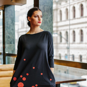 Bavlněné šaty s glitrovým potiskem v balónovém střihu vám zajistí slavnostní ráz i pohodlí. Mikela da Luka, 2490 Kč