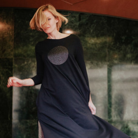 Pokud patříte mezi milovnice pohodlí a jednoduchých linií, nadchnou vás bavlněné maxi šaty s potiskem třpytivého kruhu od značky Mikela da Luka, 2890 Kč.