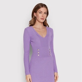 Fialové šaty Rinascimento v elegantním střihu těsně nad kolena se dají pořídit i za příznivou částku. Modivo.cz, 1653 Kč