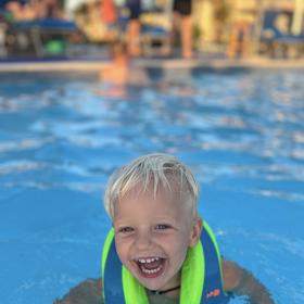 Největší radost jí na dovolené dělá syn Pepíček, který je tady šťastný a spokojený.