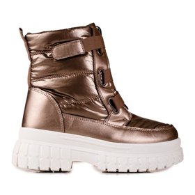 Sněhule v měděném odstínu vás nejen zahřejí, ale budete vypadat maximálně cool. Obujte je třeba k večerním šatům na après-ski párty. Shelovet, mall.cz, 1448 Kč