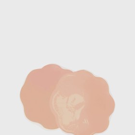 Silikonová lepítka oceníte pod všechny oděvy nedovolující nošení podprsenky. Astratex, 159 Kč