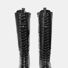 Šněrovací kozačky připomínají první modely bot, které byly umožněné nosit ženám z vyšší společnosti. Deezee.eu, 1499 Kč