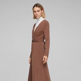 Zavinovací šaty využijete i v chladném období, stačí je doplnit kozačkami a rolákem. S.Oliver, 1759 Kč