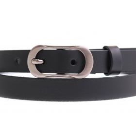 Úzký pásek z černé kůže je maximálně nadčasový, hodí se k mnoha outfitům. Spongr.cz, 370 Kč