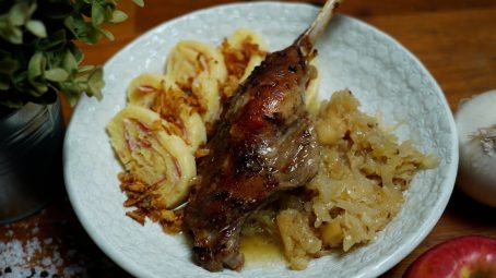 Svatomartinská husa: Tradice sahá až do středověku. Husa prý skončila na pekáči, neboť prozradila úkryt sv. Martina