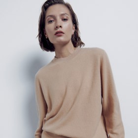 O kašmírový svetr je třeba se dobře starat. Po celodenním nošení ho nechte vyvětrat a v případě zašpinění perte ručně s jemným přípravkem jako je třeba šampon na vlasy. Svetr Reserved, 2999 Kč