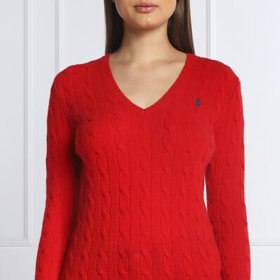 Vlněná nádhera v rudé barvě pro milovnice svetrové klasiky. Lichotivý střih a výstřih do V prodá vaše přednosti. Ralph Lauren, gomez.cz, 5279 Kč