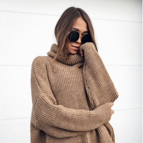 V kávovém oversize svetru ze směsi vlny, viskózy a acrylu vám bude příjemně jako v pokojíčku. eshopat.cz, 1090 Kč