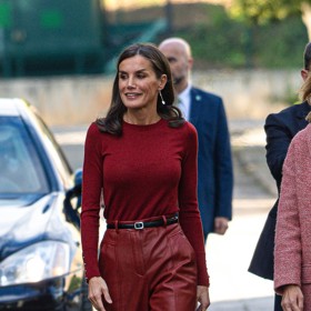 Máma dvou dětí si na výlet do Parc Sanitari Sant Joan de Déu oblékla šarlatový svetr, který spojila se skvělými červenými koženými kalhotami. Svetr i kalhoty pocházejí z dílny značky Hugo Boss. Kalhoty doplnila elegantním černým páskem a obula lodičky Lodi Debra, které s oblibou nosí opakovaně. Outfit ozvláštnila párem visacích perlových náušnic.