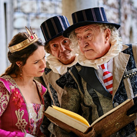 Tajemství staré bambitky 2, kde si Veronika Khek Kubařová zahrála královnu, která má věčnou smůlu.