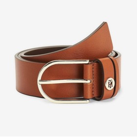 Hnědý kožený pásek Tommy Hilfiger je maximálně nadčasový a hodí se jak ke kalhotám, tak třeba přes oversize svetr. Zoot.cz, 979 Kč