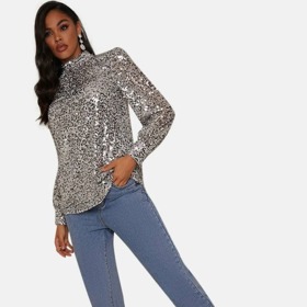 Top se stojáčkem a stříbrnými pajetkami stačí doplnit něčím méně křiklavým, třeba jednoduchými džíny. Ch Chi London, Zalando.cz, 1885 Kč