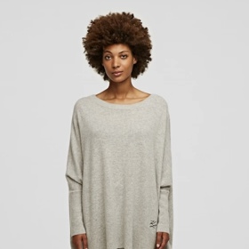 Tunika ze směsi vlny a kašmíru od značky Karl Lagerfeld vás zahřeje a zároveň díky jemnému materiálu nepřidá nechtěný objem. Krémová barva je univerzálně slušivá. vermont.cz, 5809 Kč