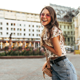 Usmívejte se! Ať už je to lehký úsměv, jenž vaší tváři dodá pozitivní výraz, nebo široký úsměv, který odhalí zuby, vždycky budete vypadat lépe než zachmuřená.