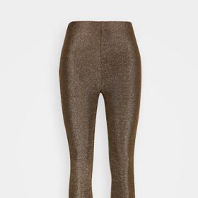 Na párty na horách můžete sněhule doplnit třeba třpytivými legínami. Vila, zalando.cz, 720 Kč