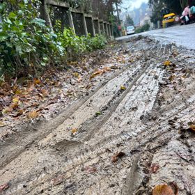 Radost z adventní romantiky kazí Vendule Pizingerové bahno před domem. Kvůli němu chodí někdy po kolena špinavá.