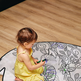 Dětský vybarvovací kobereček Butter Kings existuje v mnoha provedeních a prodává se společně s fixami, které z koberečku zmizí při vyprání. Cena 1199 Kč