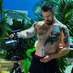 Václav Noid Bárta má vrchní část těla kompletně potetovanou.