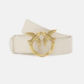 Bílý pásek od značky Pinko pro jednoduché outfity, které doslova vyšperkuje. Zkuste ho například s jednoduchými bílými košilovými šaty. zalando.cz, 2500 Kč