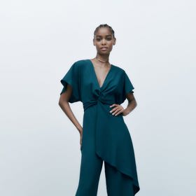 Šaty můžete nahradit elegantním overalem. Tento má rafinovaný cíp, který může chytře zakrýt i větší bříško. Zara, 1199 Kč