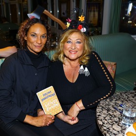 Strašidelný dress code ostatně dodržela také moderátorka Lejla Abbasová - přišla se sekerou v hlavě.