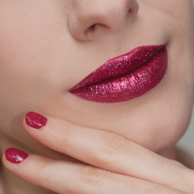 Třpytivých červených rtů docílíte nanesením rtěnky, podkladové báze pod třpytky a glitrů. My použili značku Nyx. 