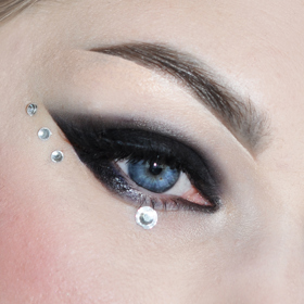 Dramatické černé líčení za pomoci černé tužky a stínů. Pokud chcete, aby líčení bylo krásně přesné jako na fotografii, použijte kousek lepicí pásky. Nalepte ji pod oko a teprve pak nanášejte produkty. Po sundání se vám vytvoří krásná linka.