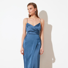 Dlouhé modré šaty s rozparkem. Trendyol, 679 Kč