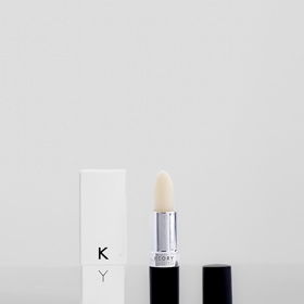 Balzám na rty od Keory Young zklidňuje a vyživuje namáhanou pokožku rtů díky jojobovému oleji, akáciovému vosku a omlazujícím výhonkům pískavice řecké seno. Cena 590 Kč
