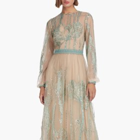 Nádherné večerní šaty vhodné pro white tie událost nabízí i značka Costarellos. Cena 1 450 eur