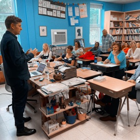 Kurzy tvůrčího psaní navštěvují rozličné skupiny lidí, od vrcholových manažerů přes celebrity, až po seniory nebo dospívající.