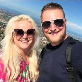 Monika Binias po boku svého mladšího manžela Petra celá září.