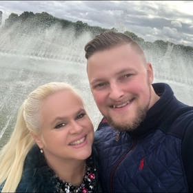 Matka Ornelly Koktové Monika je vdaná za mladšího hokejistu Petra Biniase.