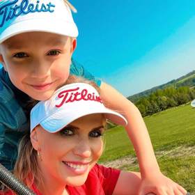 André chodí s Michaelou Ochotskou i na golf.