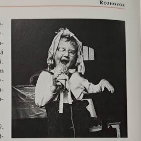 Takhle si malá Bára hrála na velkou a úspěšnou zpěvačku. 