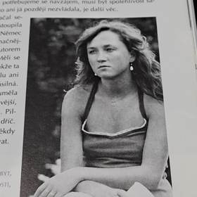 Bára Basiková jako puberťačka na archivním snímku.