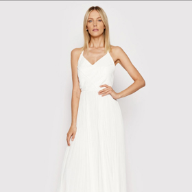 Přiléhavé bílé šaty po vzoru Anyi, které krásně zvýrazní křivky každé z nás. Modivo, 4 109 Kč