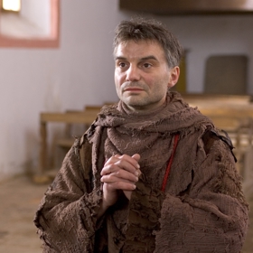 Anděl Petronel v podání Ivana Trojana v prvním díle Anděla Páně. 