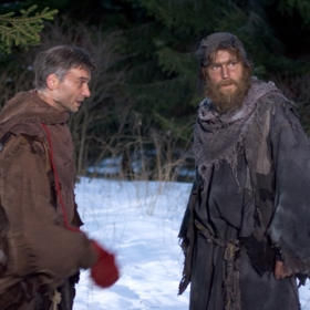 Anděl Petronel je poslán mezi smrtelníky, aby napravil alespoň jednoho hříšníka. Petronel je ale pěkný popleta – nejenže nikoho nenapraví, ale vlastní hloupostí uvrhne nevinné lidi do neštěstí.