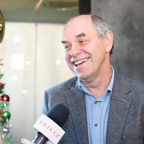 Herec Miroslav Táborský do bramborového salátu už nepřidává šunkový salám, ale zase jej obohatil o mladou cibulku.