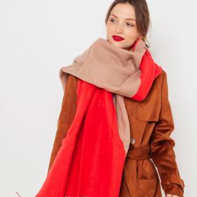 Dvoubarevná široká šála upgradovala hnědý kabát k maximu, přidejte červenou rtěnku jako modelka a bude to dokonalé. Camaïeu, 247 Kč