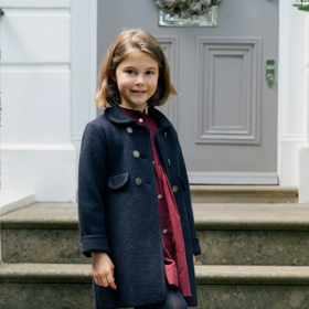 Modrý kabát, který jsme mohli na princezně Charlotte vidět při zádušní mši za jejího zesnulého pradědečka, prince Philipa. Amaia London, 3 970 Kč