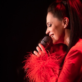 Takto vypadá její rudá róba v detailu.