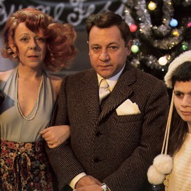 Fantozziho doprovází na trnité cestě životem manželka Pina (tady ještě v podání Liu Bosisio) a dcera Mariangela (Plinio Fernando).