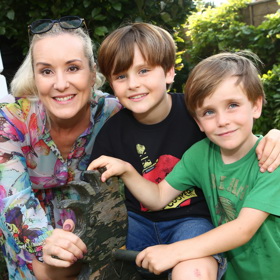 Adam Vojtek (uprostřed) už si zahrál také ve filmu Past nebo v seriálu Pozadí událostí.