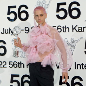 Španělský herec a režisér Eduardo Casanova přišel na slavnostní zakončení Mezinárodního filmového festivalu Karlovy Vary v růžové blůzce s volány.